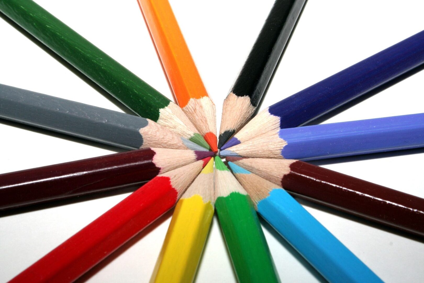 A bunch of colored pencils are in a circle